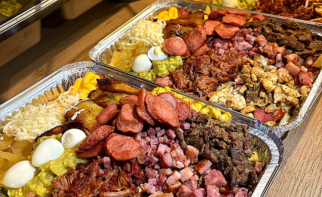 Dos bandejas con la línea entera de toppings recién hechos