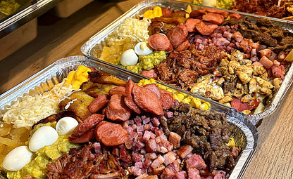 Dos bandejas con la línea entera de toppings recién hechos